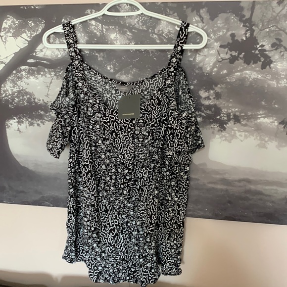 Denver Hayes Tops - Denver Hayes black floral cold shoulder blouse Large NWT